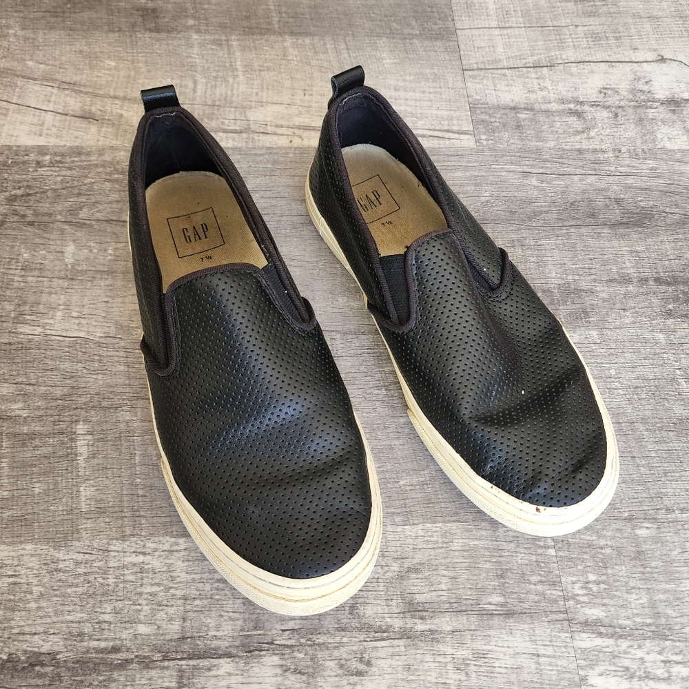 GAP Leather Slip O, size 7.5,